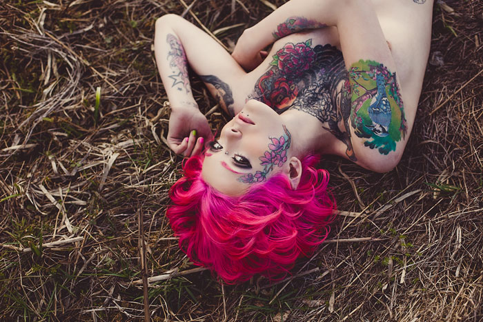 Фотосессия девушки с татуировками